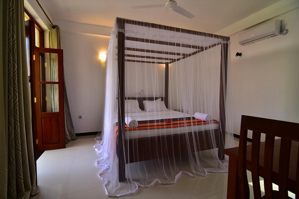 Park Lane 88 Apartments Negombo Bagian luar foto