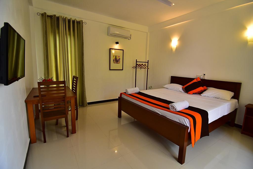 Park Lane 88 Apartments Negombo Bagian luar foto