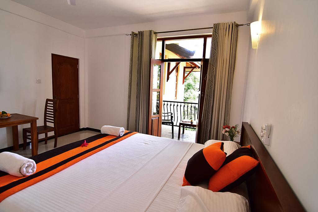 Park Lane 88 Apartments Negombo Bagian luar foto