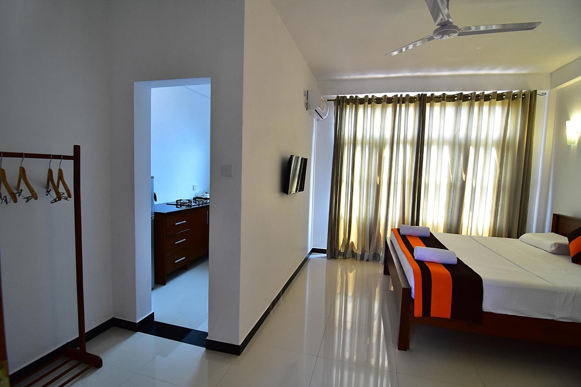 Park Lane 88 Apartments Negombo Bagian luar foto