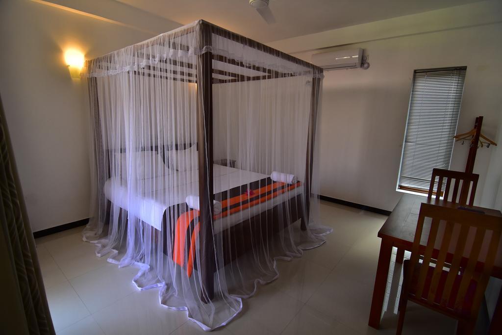 Park Lane 88 Apartments Negombo Bagian luar foto