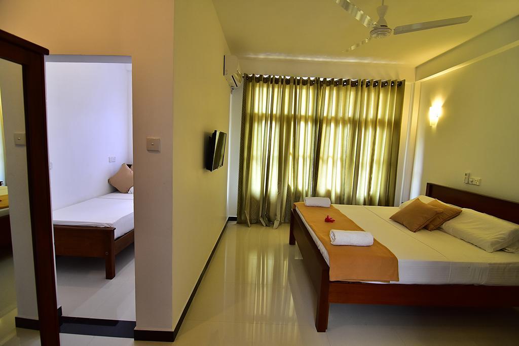 Park Lane 88 Apartments Negombo Bagian luar foto